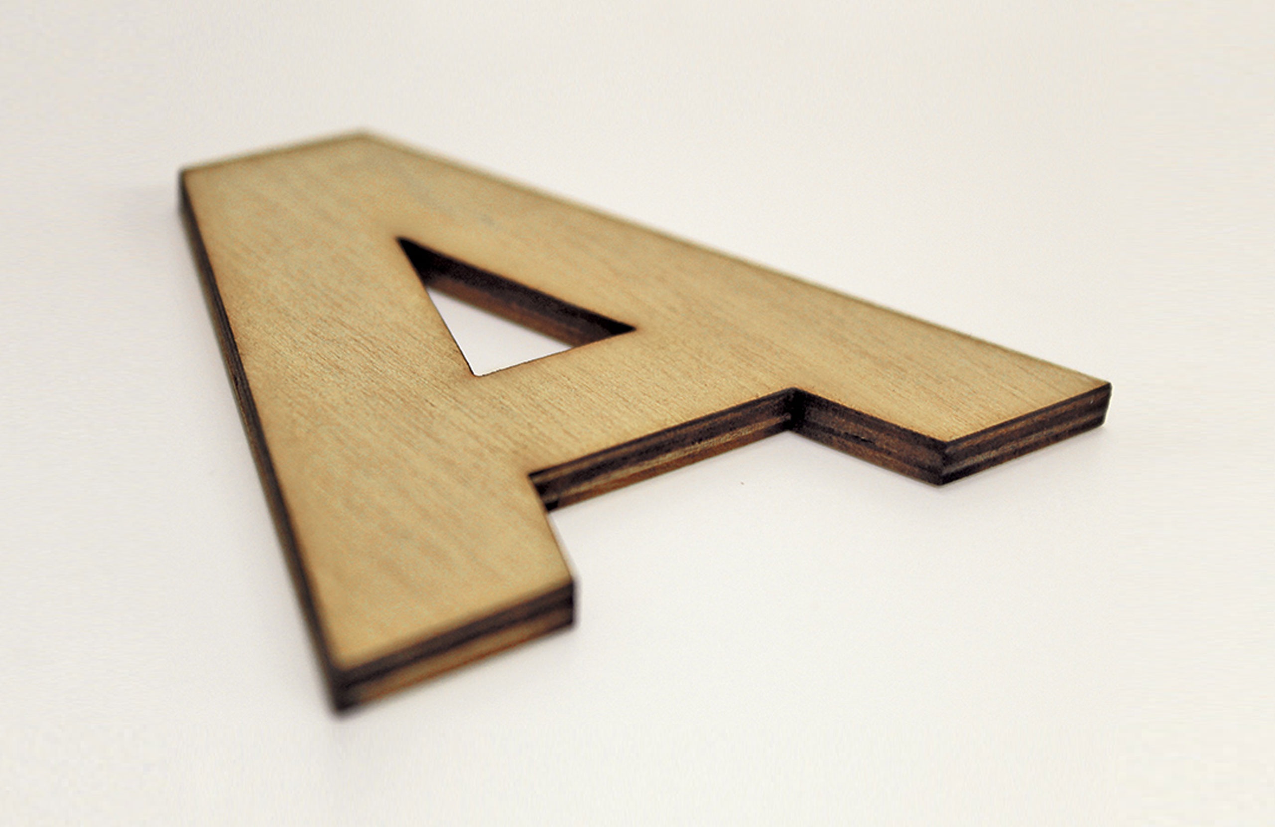 Lettere decorative in legno di CreArtDesignItaly.com con font FUTURA da applicare a muro o da appoggiare su un piano o libreria
