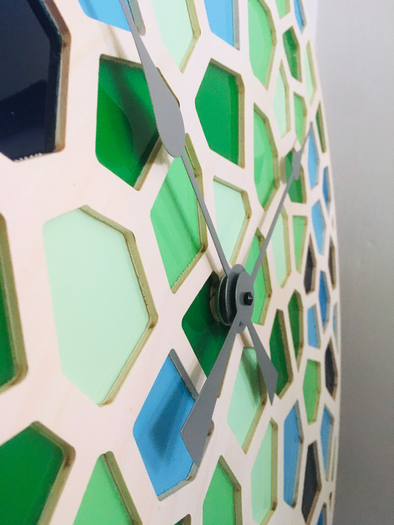 COLORFUL VORONOI orologio da parete in resina